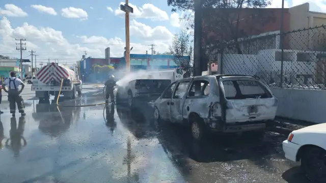 Vehículo siniestrado en una calle de Reynosa durante la atención de una emergencia