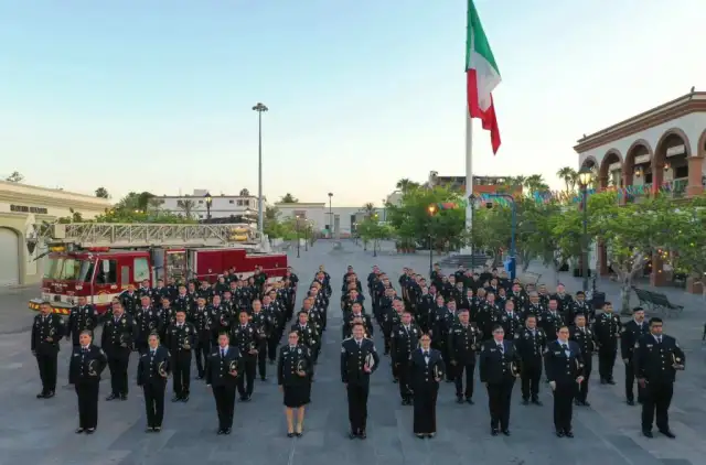 Ceremonia de graduación de bomberos en San José del Cabo