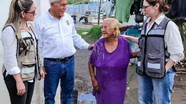 Brigadistas entregan despensas y catres a familias en una comunidad costera inundada