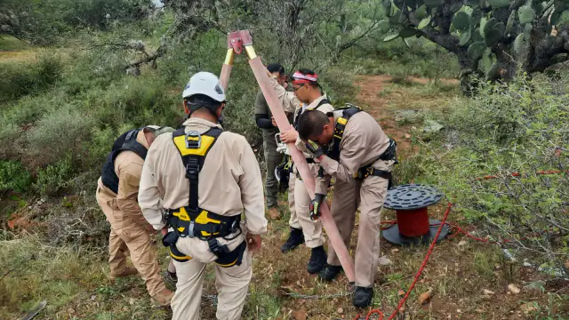 Autoridades y colectivos durante labores de búsqueda en el Cerro El Moro