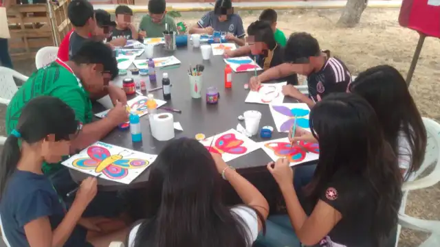 Niños y niñas participando en actividades de campamento de verano en Reynosa