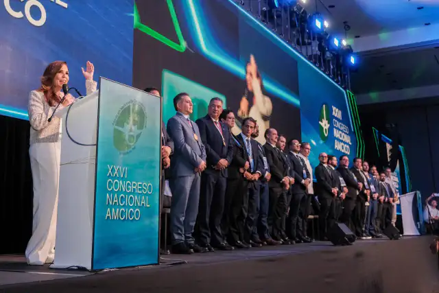 Especialistas reunidos durante el congreso de cirugía de columna en Cancún
