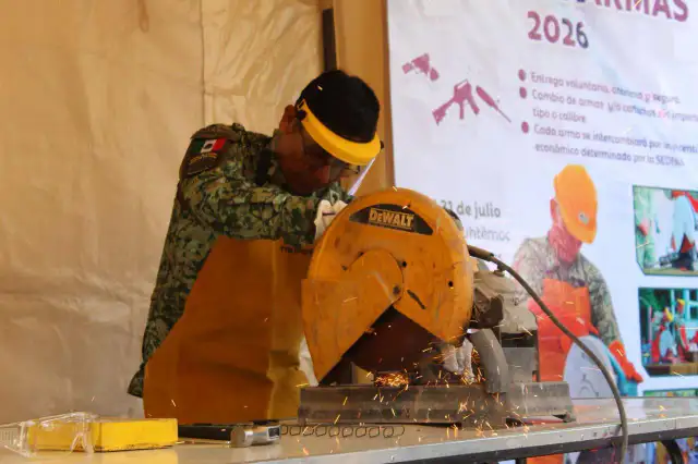 Funcionarios atienden módulo de canje de armas en Guanajuato