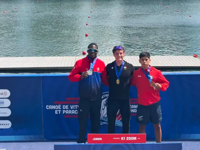 Diego Popa con medallas en el pecho en pista de canotaje