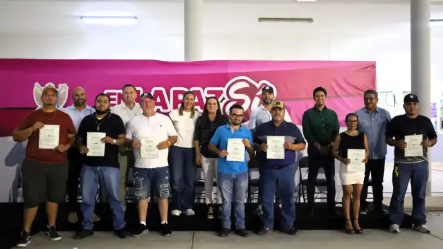 Entrega de constancias a trabajadores de recolección de residuos en La Paz