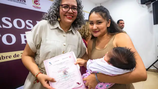 Mujeres reunidas durante la entrega de constancias de un taller de capacitación en Escuinapa