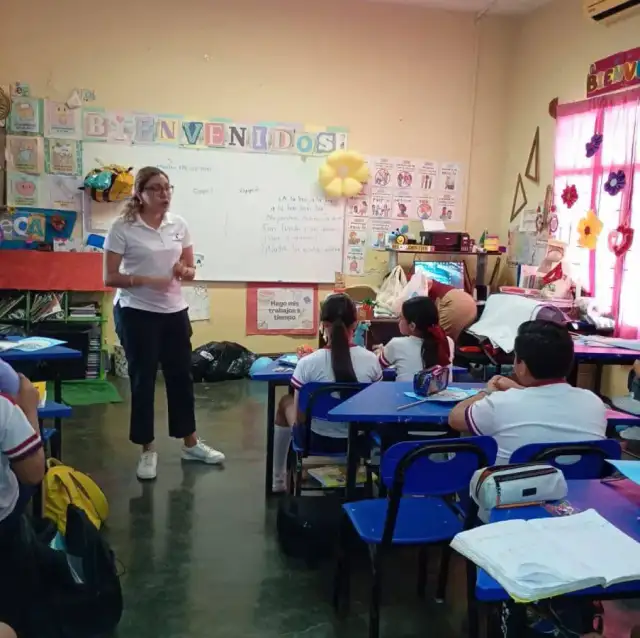 Taller de cultura de paz con participantes en salón de clases en Tamaulipas