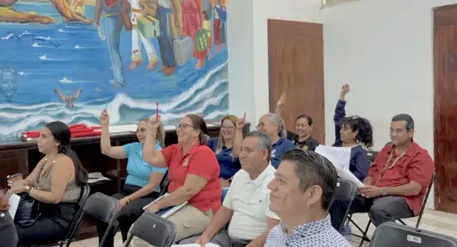 Personas en una sala de reuniones durante una capacitación sobre archivos