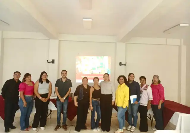 Mujeres participando en un taller de capacitación empresarial en Baja California Sur