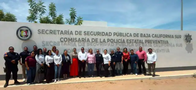 Taller de capacitación con funcionarios en una sala de juntas