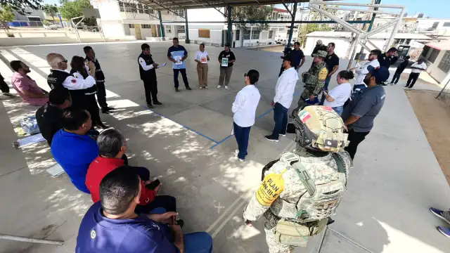 Participantes en taller de gestión de refugios temporales en Los Cabos