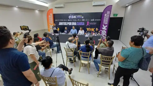 Corredores participando en una carrera atlética urbana durante la mañana