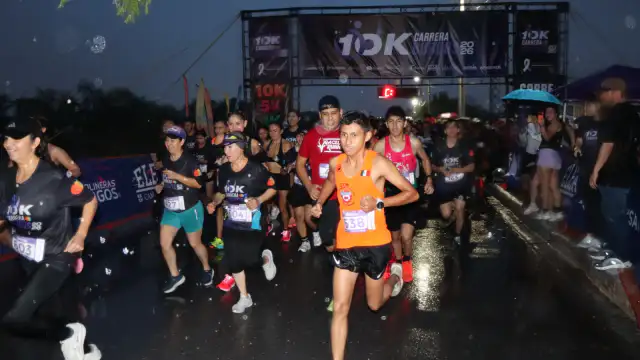 Corredores y familias participando en la carrera solidaria en Reynosa