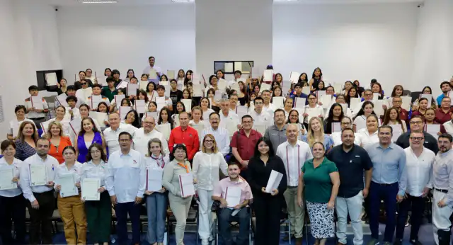 Autoridades educativas y empresariales durante la firma de un convenio en Baja California Sur