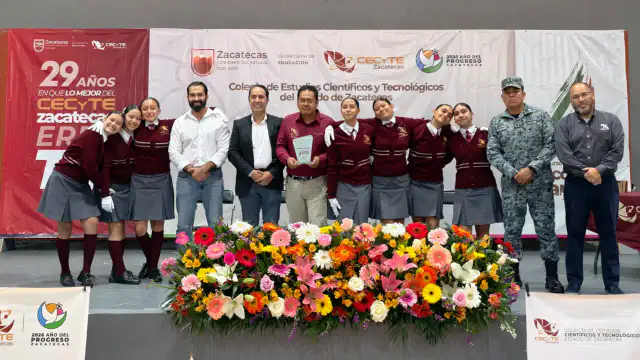 Estudiantes de escolta durante un concurso estatal de bandera en Zacatecas