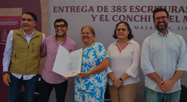 Documentos de propiedad y escrituras sobre una mesa