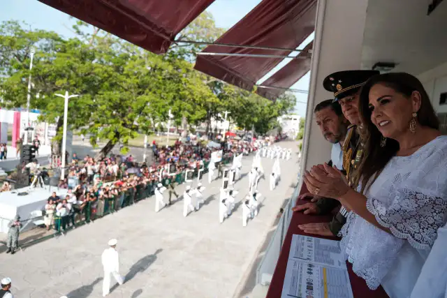 Contingentes y bandas de guerra durante el desfile cívico-militar en Chetumal