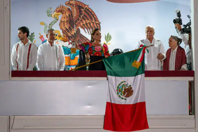 Personas reunidas en la Explanada de la Bandera durante la ceremonia del Grito de Independencia en Chetumal