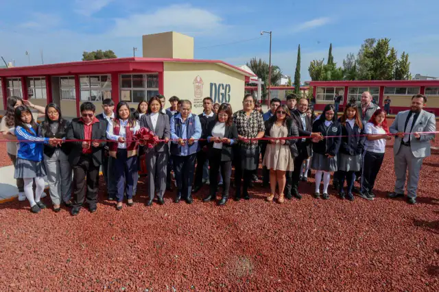Autoridades municipales durante la inauguración del bachillerato en Chimalhuacán