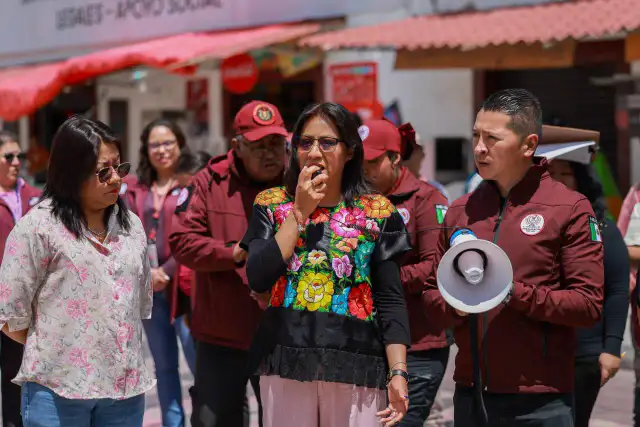 Personal de emergencia y ciudadanos durante un simulacro de sismo en un edificio público
