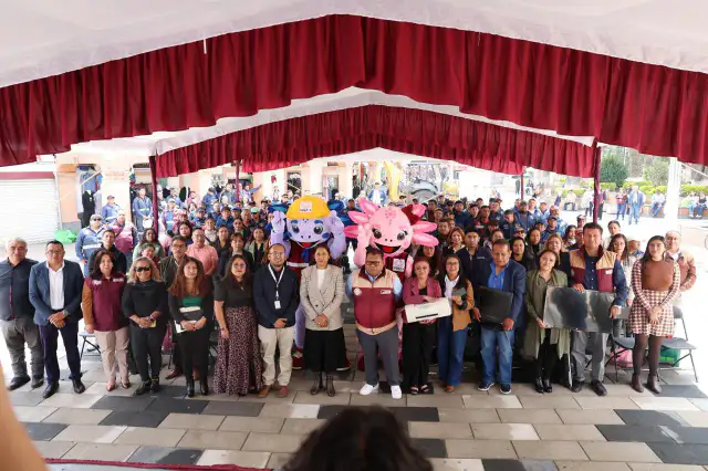 Contenedor itinerante de reciclaje de residuos electrónicos en un punto de Chimalhuacán
