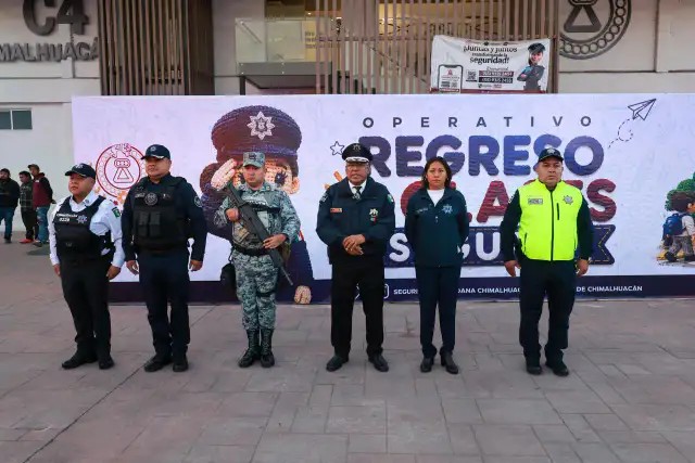 Policías y estudiantes en las inmediaciones de una escuela en Chimalhuacán