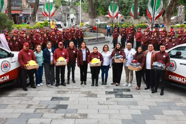 Entrega de unidades y uniformes a bomberos en Chimalhuacán
