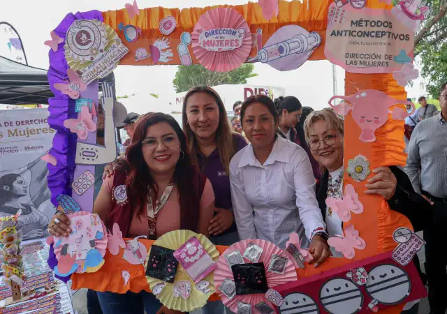 Personas reciben atención durante una feria de servicios intermunicipal en Chimalhuacán