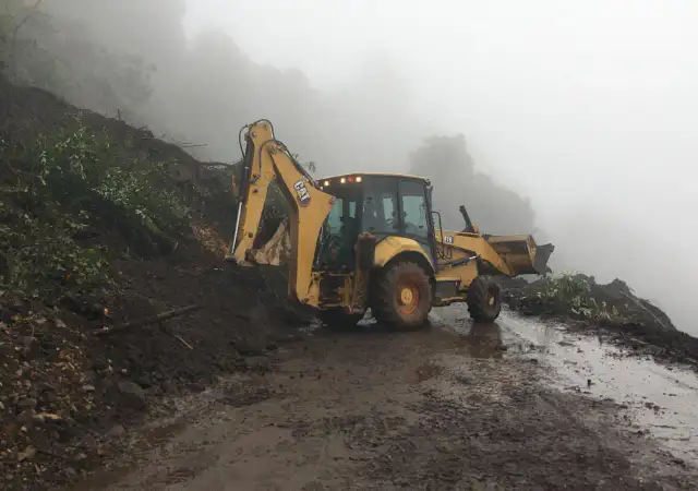 Maquinaria pesada retira tierra y rocas de una carretera de montaña en Guerrero