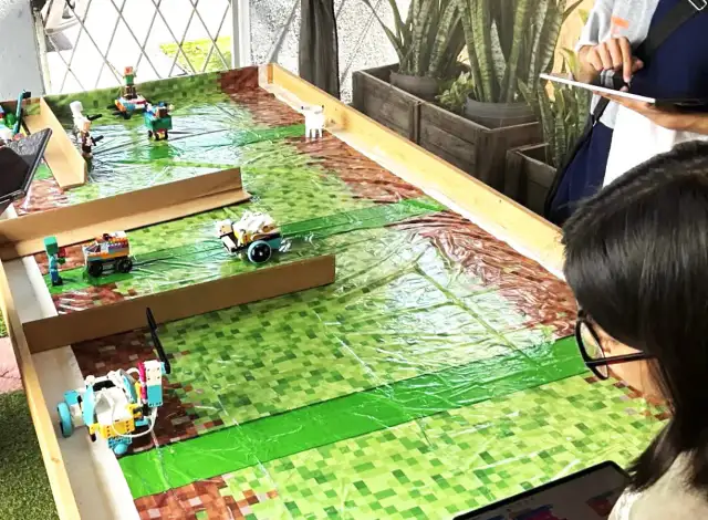 Niños y adolescentes en taller de robótica del COSHCYTI en Baja California Sur