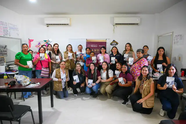 Mujeres participando en una asamblea comunitaria en Villa Juárez, Navolato