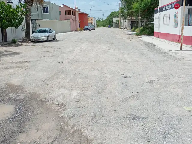 Obras de rehabilitación de pavimento en calle Loma Blanca, Reynosa