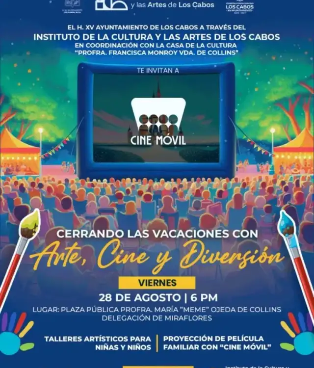 Familias disfrutando de una función de cine al aire libre en una plaza pública