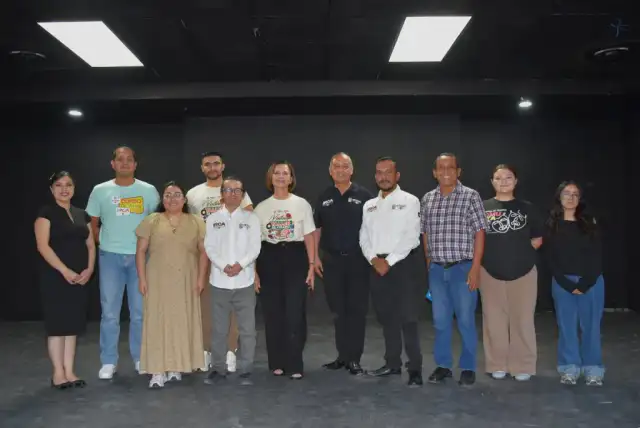 Personas adultas mayores durante la clausura del taller de verano en el IRCA