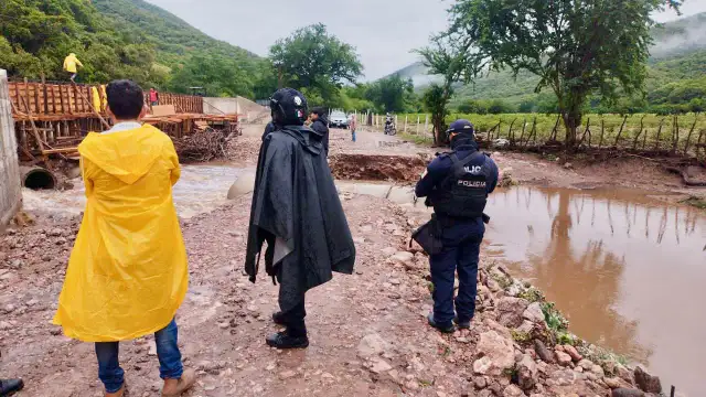 Tramo carretero con presencia de policías y personal de protección civil