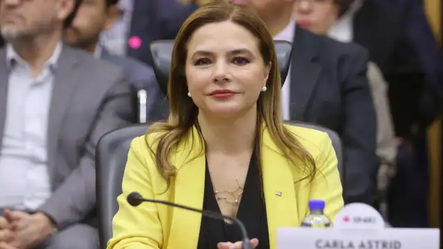 Sala de sesiones del INE con consejeros electorales durante una reunión