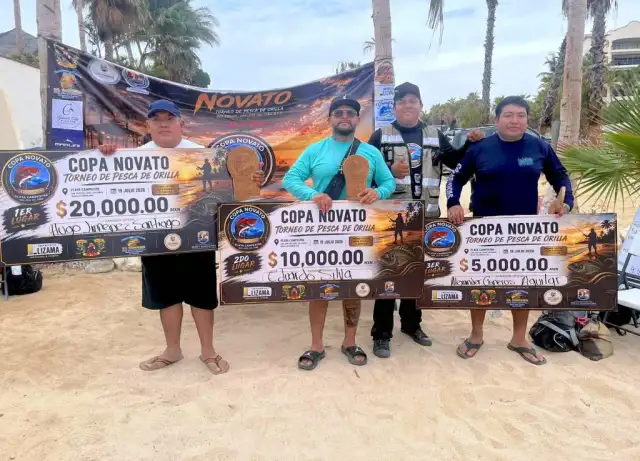 Pescadores en la playa durante la Copa Novato 2026 en Los Cabos