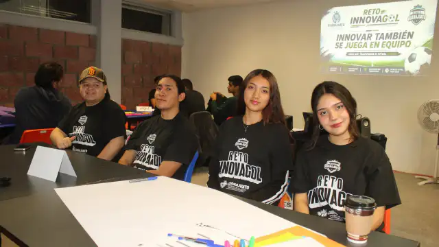Jóvenes durante una presentación tipo pitch en el reto INNOVAGOL en Guanajuato