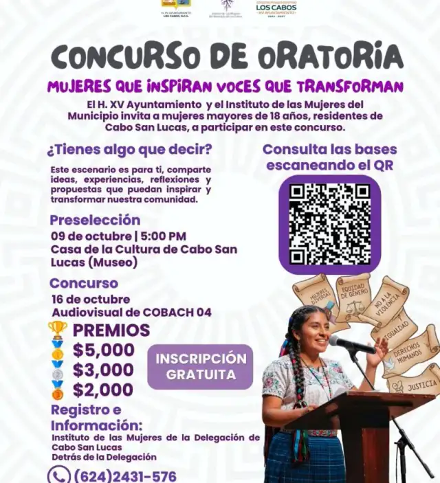 Mujeres participando en un concurso de oratoria en un espacio cultural de Cabo San Lucas