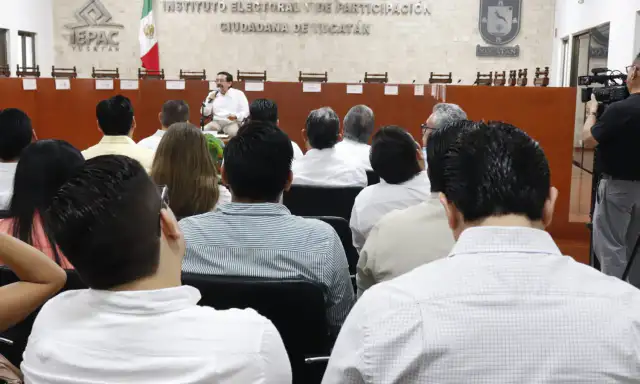 Consejero del INE durante conferencia sobre material electoral en Yucatán