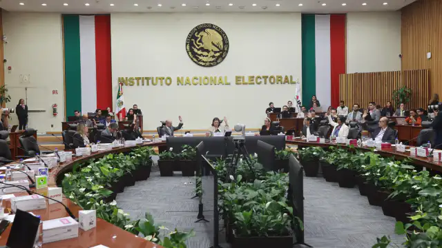 Sesión del Consejo General del INE con consejeros presentes de forma presencial y virtual