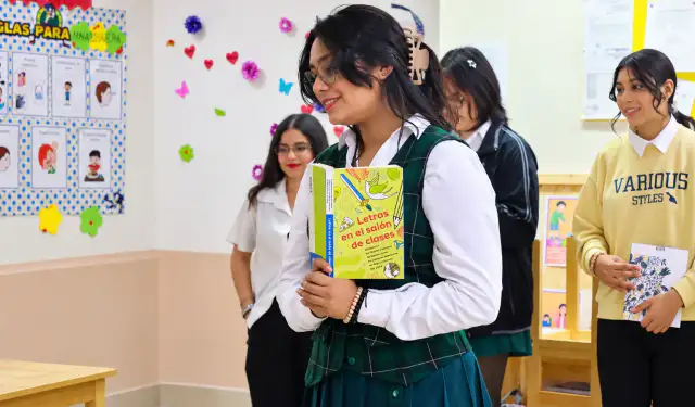 Estudiantes usando teléfonos celulares para grabar contenido sobre libros