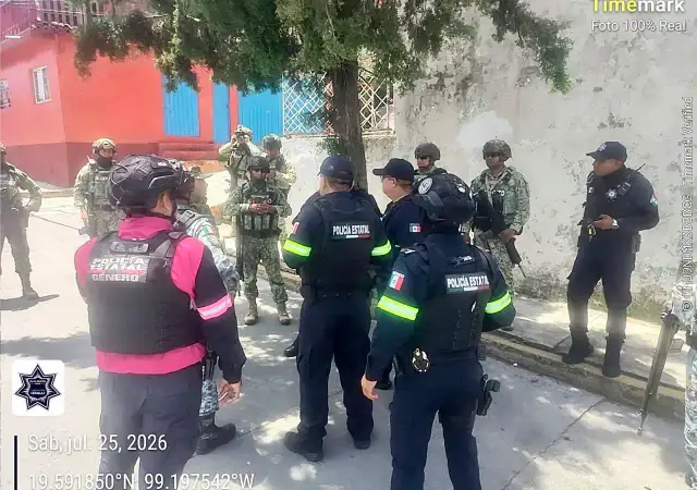 Patrullas de seguridad estacionadas en la colonia La Quebrada de Cuautitlán Izcalli