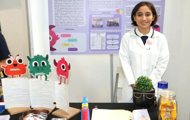 Estudiantes y ponentes durante una jornada de divulgación científica en La Paz