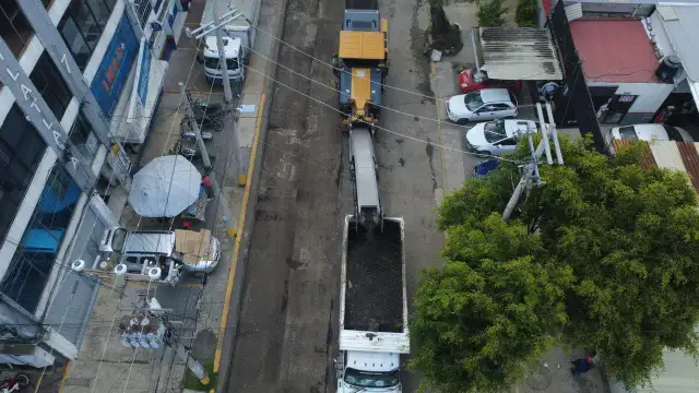 Maquinaria de pavimentación trabajando en una calle de Cuautitlán Izcalli