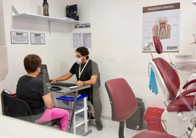 Personas esperando atención médica en una clínica municipal de Cuautitlán Izcalli