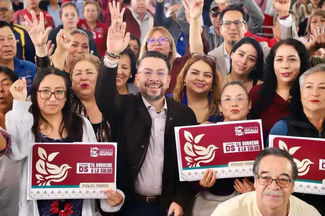 Personas reunidas en la explanada municipal durante la entrega de tarjetas de salud