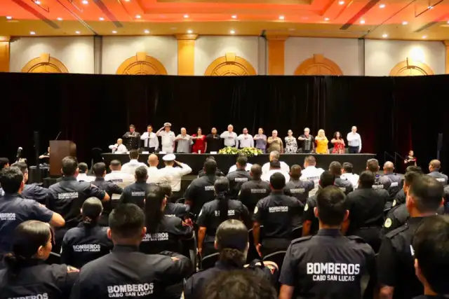 Ceremonia de graduación de bomberos en Cabo San Lucas con entrega de reconocimientos
