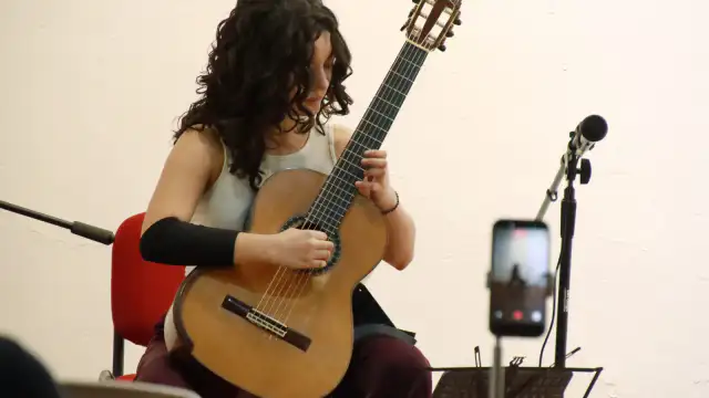 Artistas y público durante una presentación cultural en Baja California Sur