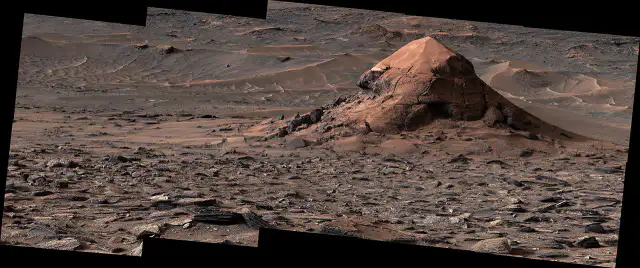 Imagen de una butte marciana con capa de arena captada por el rover Curiosity
